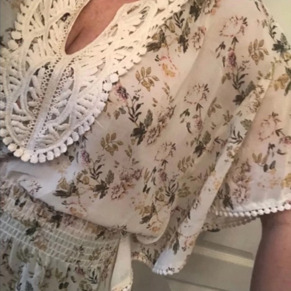 Tops - EUC winged sheer floral top